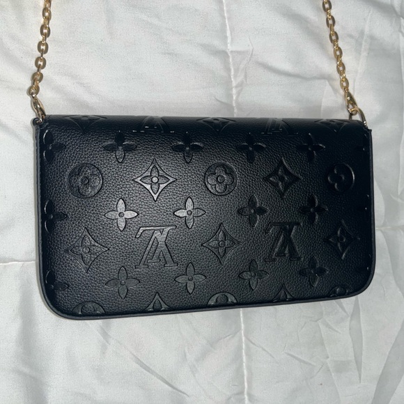 Elegant Black Crossbody Bag - Picture 3 of 10